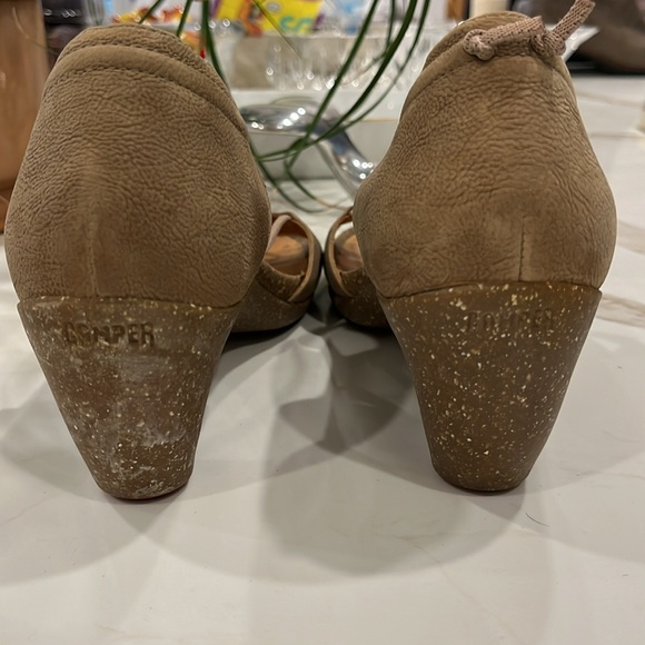 VGUC Camper buckskin leather rubber peep toe 2.5” heel with elastic arch straps - Picture 8 of 9